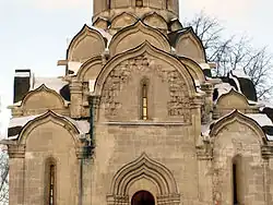 La catedral de Spassky del monasterio de Andrónikov muestra una combinación de kokóshniks (encima) y de zakomaras (abajo).