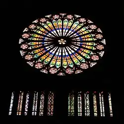 Rosetón (con unos 15 metros de diámetro, uno de los rosetones góticos más grandes de Europa)