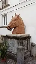 La cabeza del caballo en terracota.