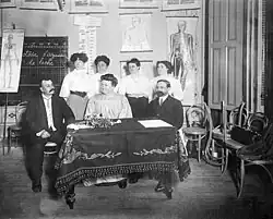 Cecilia Grierson, la primera médica argentina y pionera del feminismo en el país, tomando examen en la Facultad de Medicina, 1909.