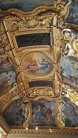 Cielorraso barroco de la Salle des Saisons (Sala de las estaciones) del Palacio del Louvre, obra de Giovanni Francesco Romanelli, Michel Anguier y Pietro Sasso, mediados del siglo XVII[19]​