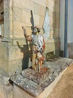 Ángel anteriormente emplazado en la cúpula del mausoleo.