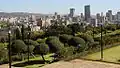 Vista de los jardines con la ciudad de Pretoria de fondo.