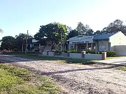 Vista hacia el Centro de Salud (izquierda) y Comisaría del paraje (derecha)