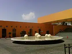 Otra toma de la entrada principal.