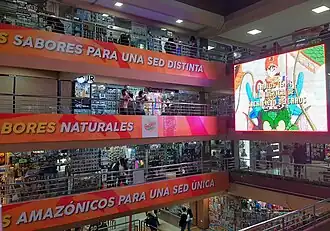 Vista interior del Centro Comercial Arenales, popular por sus productos de anime y kpop.