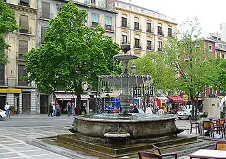 Fuente de Plaza Nueva, vista hacia el suroeste