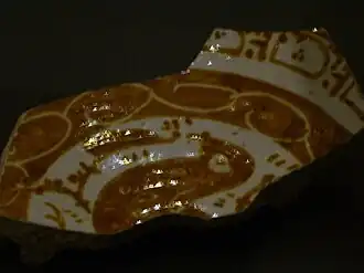 Fragmento de bandeja de loza dorada andalusí de Zaragoza. Siglo XI.