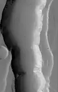 Graben en Ceraunius Fossae, visto por Mars Global Surveyor MOC. Tenga en cuenta las rayas oscuras de la pendiente.
