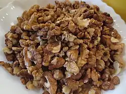 Una gran porción de nueces sin cáscara.