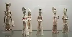 Figurines mingqi representando señoras del Patio de la dinastía Tang (618-907).