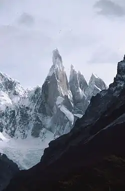 Cerro Torre (3133 m (flanco sur ~2150 m), Patagonia, Argentina/Chile
