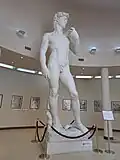 Réplica en marmol del David de Miguel Angel expuesta en la galería de arte.