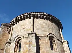 Contrafuerte como base de columna en la colegiata de San Pedro de Cervatos