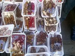 Dulces tradicionales como "pestil", "cevizli sucuk" y cezerye hechos en Beypazarı, y presentados a la venta en su mercado viejo.