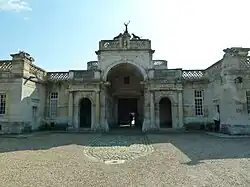 El pórtico desde el patio