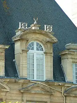 Buhardilla con urnas con crecientes