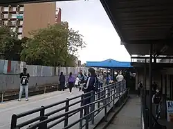 Refugio del andén ascendente