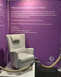 Una silla morada en un fondo azul-morado con un texto en sueco