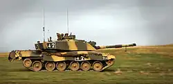 foto de un tanque Challenger 2 sobre césped