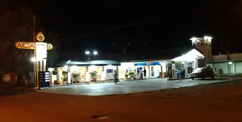 Imagen nocturna de la filial Chamical del Automóvil Club Argentino.