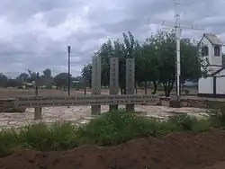 Marcador histórico emplazado junto a la unidad militar existente en Chamical. El mismo le recuerda a la posteridad que esta instalación militar fue indebidamente utilizada como un black site por el sanguinario régimen apodado "El Proceso".