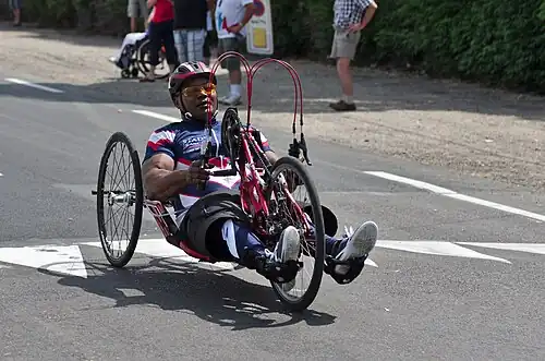 Triciclo manual de competición, mostrando el característico aspecto de sus cables de freno y del cambio de marchas