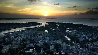 La ciudad de Chandpur al atardecer, con los ríos Padma-Meghna-Dakatia al fondo.