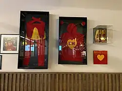 Fotografía del traje del personaje "El Chapulín Colorado" usado por Roberto Gómez Bolaños, en una vitrina.