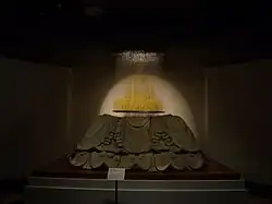 Pedestal de arcilla con la escultura perdida. Baekje, segunda mitad del siglo&nbsp;VI. Museo Nacional de Gongju.
