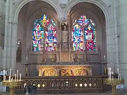 Capilla dedicada a San Nicolás situada en la nave sur. la vidriera del extremo izquierdo representa a Jean de Joinville, senescal de san Luis. Por encima, una representación del brazo relicario que contiene la falange de san Nicolás.