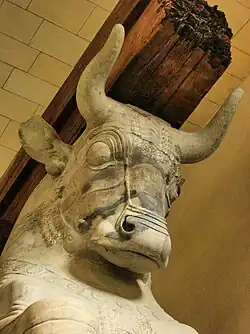 Cabeza de toro, capitel zoomorfo doble de la Apadana del palacio de Darío en Susa (510&nbsp;a.&nbsp;C.)