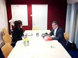 Una mujer y un hombre conversan