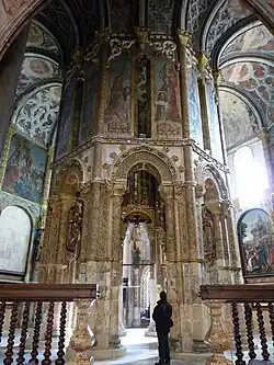 La estructura octagonal replica la arquitectura de Tierra Santa, especialmente el Antiguo Templo de Salomón.