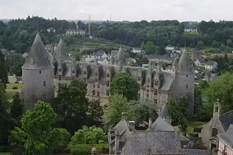 Vista aérea del Castillo de Josselin desde el campanario de la basílica.