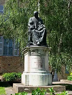 Saint-Vincent-de-Paul en Châtillon-sur-Chalaronne. Pulsar para ampliar.