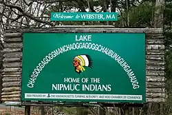 Cartel anunciador del lago con errores en su grafía. La correcta es: Chargoggagoggmanchauggagoggchaubunagungamaugg