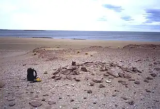 Chenque abierto (saqueado) en la costa de la Provincia de Santa Cruz (Argentina).