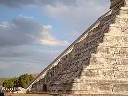 El efecto del descendo de la serpiente observado en el Templo de Kukulcán durante el equinoccio de marzo de 2009