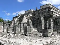 Base de los pilares del pórtico de acceso al templo de los guerreros de Chichén Itzá.