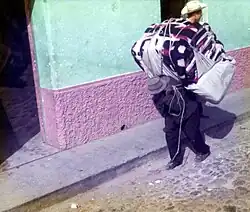 Pervivencia de la imagen del «ajejq'an» o cargador, en Chichicastenango (Guatemala, 1975).