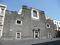 Iglesia del Gesù Nuovo (1584-1725), con su fachada reutilizada del anterior palazzo Sanseverino