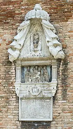 Placa prohibiendo los juegos en la plaza.