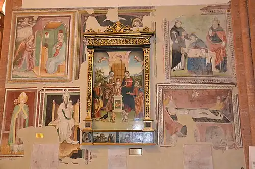 Frescos votivos en el crucero (siglo XV) y retablo de Bernardino Lanzani.