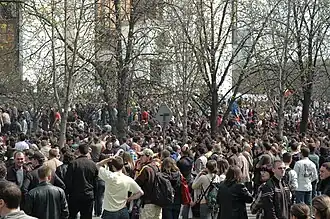 Manifestantes ubicados al frente de la Oficina Presidencial