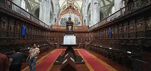 Conjunto de la sillería en el coro y facistol.
