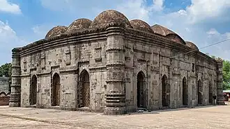 Choto Sona (lit., 'Pequeña mezquita dorada') (1493-1519), en el distrito de Chapai Nawabganj de Bangladés, obra del sultán de Bengala tiene doce cúpulas