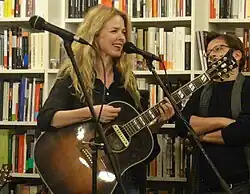 Actuación de Christina Rosenvinge en la presentación del libro "El comité de la noche" de Belén Gopegui. Madrid 2014