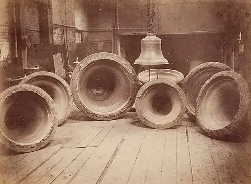 Campanas de iglesia en el taller de Whitechapel Bell Foundry, c. 1880
