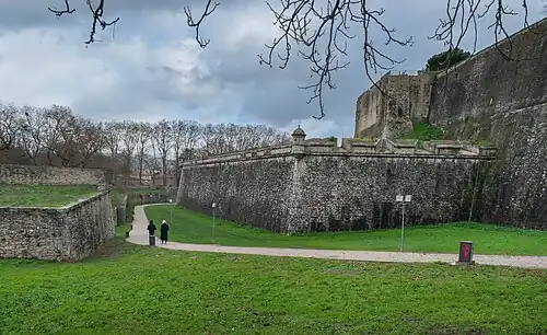 El revellín a la izquierda; baluarte bajo de Guadalupe a la derecha